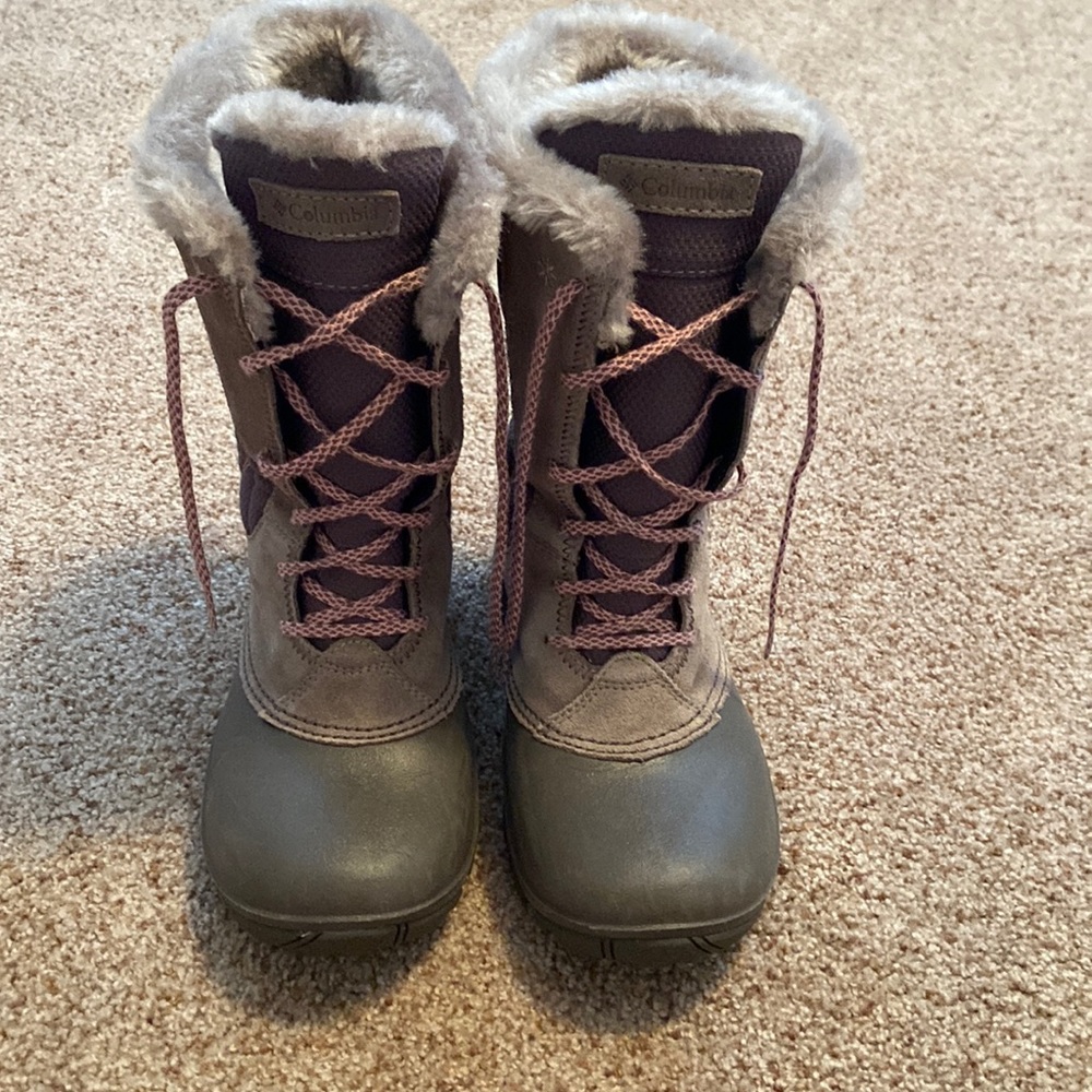 Girls size 3youth Columbia snow boots